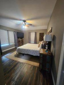 1 dormitorio con 1 cama y ventilador de techo en Enjoy Our Ocean Oasis, en Galveston