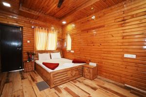 um quarto com uma cama num quarto de madeira em Sunshine Resort em Pune
