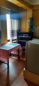 um quarto com uma mesa, um fogão e uma janela em Looniva Guest House em Patan