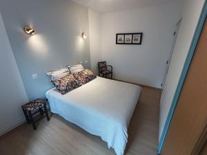 Ένα ή περισσότερα κρεβάτια σε δωμάτιο στο Maison l'hostal saura y roja