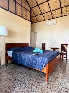 - une chambre avec un lit, deux chaises et une table dans l'établissement Bamboo Paradise Beach Resort, à Argao