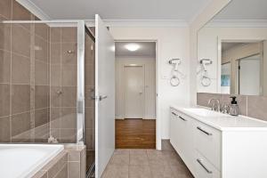 Koupelna v ubytování Cozy Single Room - Nearby Stations & Shops - Shared Bathroom