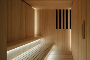 una sauna con paneles de madera y suelo de madera en The Ritz-Carlton, Nikko, en Nikko