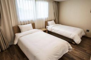 Postel nebo postele na pokoji v ubytování Suave Hotel