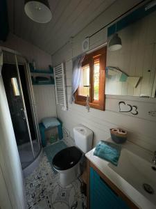 Ένα μπάνιο στο Gite La Vie Est Belle, Chalet dans un petit coin de paradis