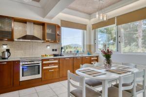 Una cocina o cocineta en Villa G&K, An Enchanting Secluded Retreat