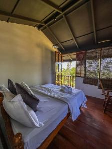 a large bed in a room with a window at Beragala Serene Villa in Beragala