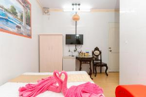 um quarto com uma toalha rosa numa cama em Motel Hoài An em Can Tho