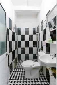 uma casa de banho com um WC e um lavatório em Motel Hoài An em Can Tho