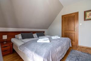 Posteľ alebo postele v izbe v ubytovaní Willa Serafin-basen, sauny i jacuzzi