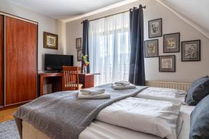 Posteľ alebo postele v izbe v ubytovaní Willa Serafin-basen, sauny i jacuzzi