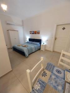 a bedroom with a bed and a table and chairs at On the road in Telti
