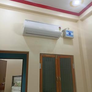 Aire acondicionado en la pared de una habitación en अयोध्या सेवा ट्रस्ट en Ayodhya