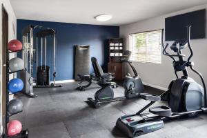 Fitness centrum a/nebo fitness zařízení v ubytování Garner Hotel Auburn - Seattle by IHG