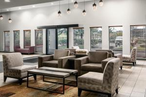 Posezení v ubytování Garner Hotel Auburn - Seattle by IHG