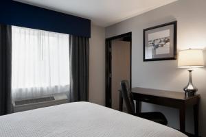 Postel nebo postele na pokoji v ubytování Garner Hotel Auburn - Seattle by IHG