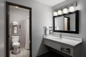 Koupelna v ubytování Garner Hotel Auburn - Seattle by IHG