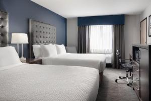Postel nebo postele na pokoji v ubytování Garner Hotel Auburn - Seattle by IHG