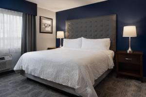 Postel nebo postele na pokoji v ubytování Garner Hotel Auburn - Seattle by IHG
