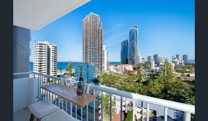 Un balcón con vista al horizonte de la ciudad. en Marriner Views, en Gold Coast