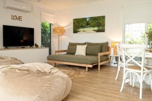 TV/trung tâm giải trí tại Find Your Flow Retreat - Beautiful Home