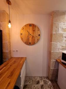 een grote klok aan een muur in een kamer bij Le St Gildard in Nevers +1 foto