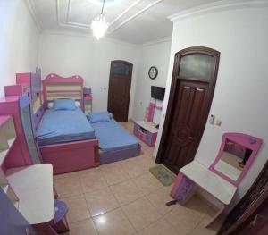 1 Schlafzimmer mit 2 Etagenbetten und einem Stuhl in der Unterkunft Griya Giwangan Homestay Jogja in Timuran