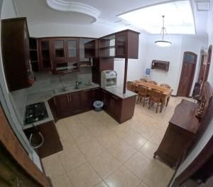 mit Blick auf eine Küche und ein Esszimmer in der Unterkunft Griya Giwangan Homestay Jogja in Timuran