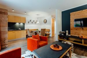 salon z kanapą i jadalnią w obiekcie Residenz HÄNSEL by MoniCare w mieście Seefeld in Tirol