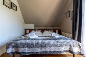 Posteľ alebo postele v izbe v ubytovaní Willa Serafin-basen, sauny i jacuzzi