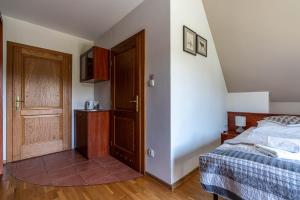Posteľ alebo postele v izbe v ubytovaní Willa Serafin-basen, sauny i jacuzzi