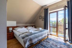 Posteľ alebo postele v izbe v ubytovaní Willa Serafin-basen, sauny i jacuzzi