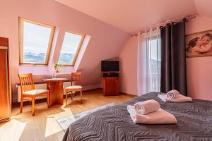 Posteľ alebo postele v izbe v ubytovaní Willa Serafin-basen, sauny i jacuzzi