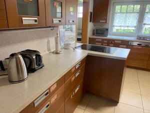 Una cocina con gabinetes de madera y encimera. en Ferienzimmer Oelhaf Zimmer in Grau Self Check-In mit Key Tresore, en Wilhelmsdorf