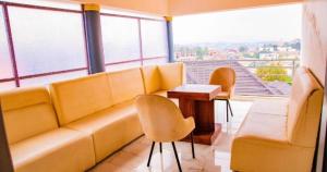 The Keza Hotel في كيغالي: غرفة معيشة مع أريكة وطاولة