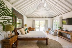 TV a/nebo společenská místnost v ubytování Black Sands Villa Echo Beach