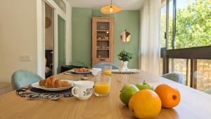 einen Holztisch mit Obst darüber in der Unterkunft LAS OLAS 0ld Town Apartments in Benidorm