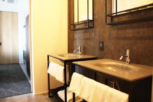 Hotel Dios - Vacation STAY 31184v في Awaji: حمام مغسلتين ومرآة