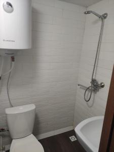 y baño con aseo y lavamanos. en Small Home, en Chişinău