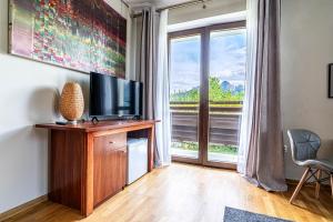Televízia a/alebo spoločenská miestnosť v ubytovaní Willa Serafin + 37 fotografií