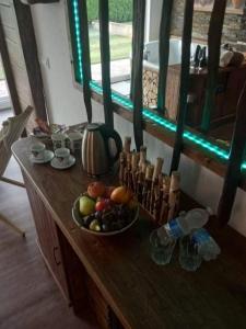 - une table avec un bol de fruits dans l'établissement Haloze ForMe, à Zavrč