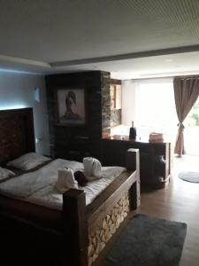 - une chambre avec un grand lit et des serviettes dans l'établissement Haloze ForMe, à Zavrč
