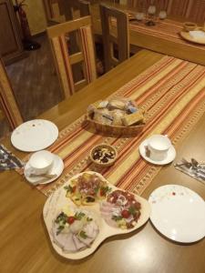 une table en bois avec des assiettes de nourriture dans l'établissement Haloze ForMe, à Zavrč