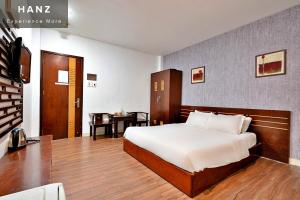 una camera d'albergo con letto e tavolo di HANZ SEN Hotel ad Ho Chi Minh