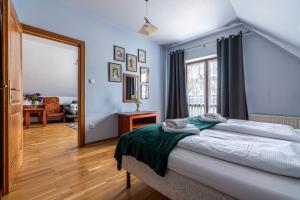 Posteľ alebo postele v izbe v ubytovaní Willa Serafin-basen, sauny i jacuzzi