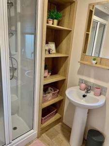 een badkamer met een wastafel en een douche bij The Wardens Retreat - Tattershall Lakes Country Park in Tattershall