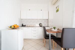 Kuchyň nebo kuchyňský kout v ubytování Apartments Milic