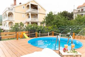 Bazén v ubytování Apartments Milic nebo v jeho okolí