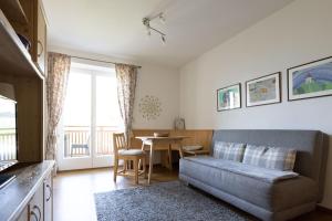 ein Wohnzimmer mit Sofa und Tisch in der Unterkunft Platterhof in Dorf Tirol