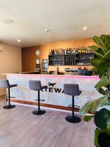 Ο χώρος του lounge ή του μπαρ στο Airport Gateway Hotel